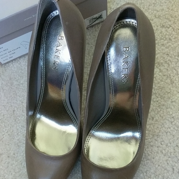 Gently used classy heels - Picture 3 of 8